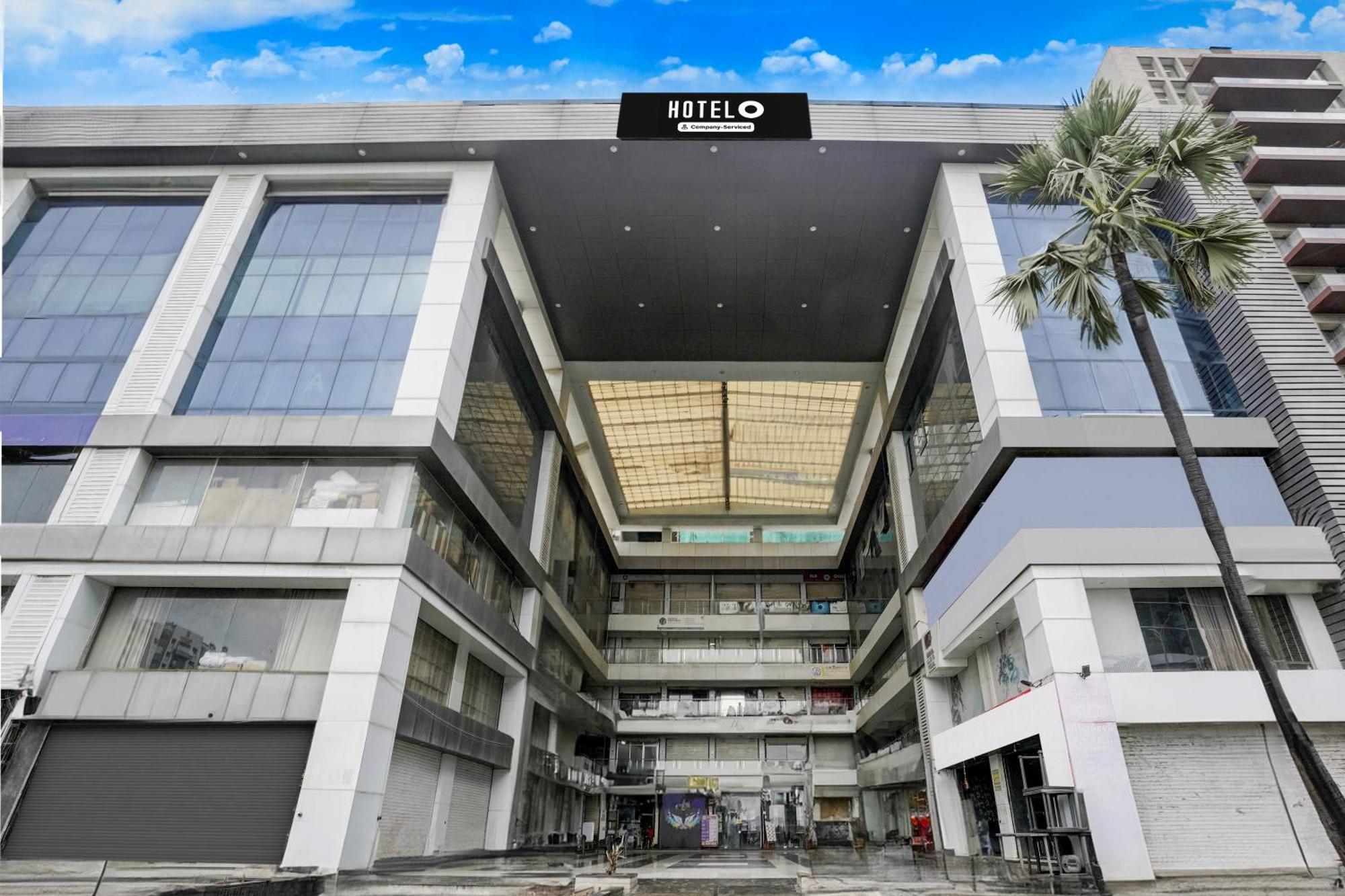 Super Hotel O Vip Road Formerly Hotel Lotus Surat Eksteriør bilde