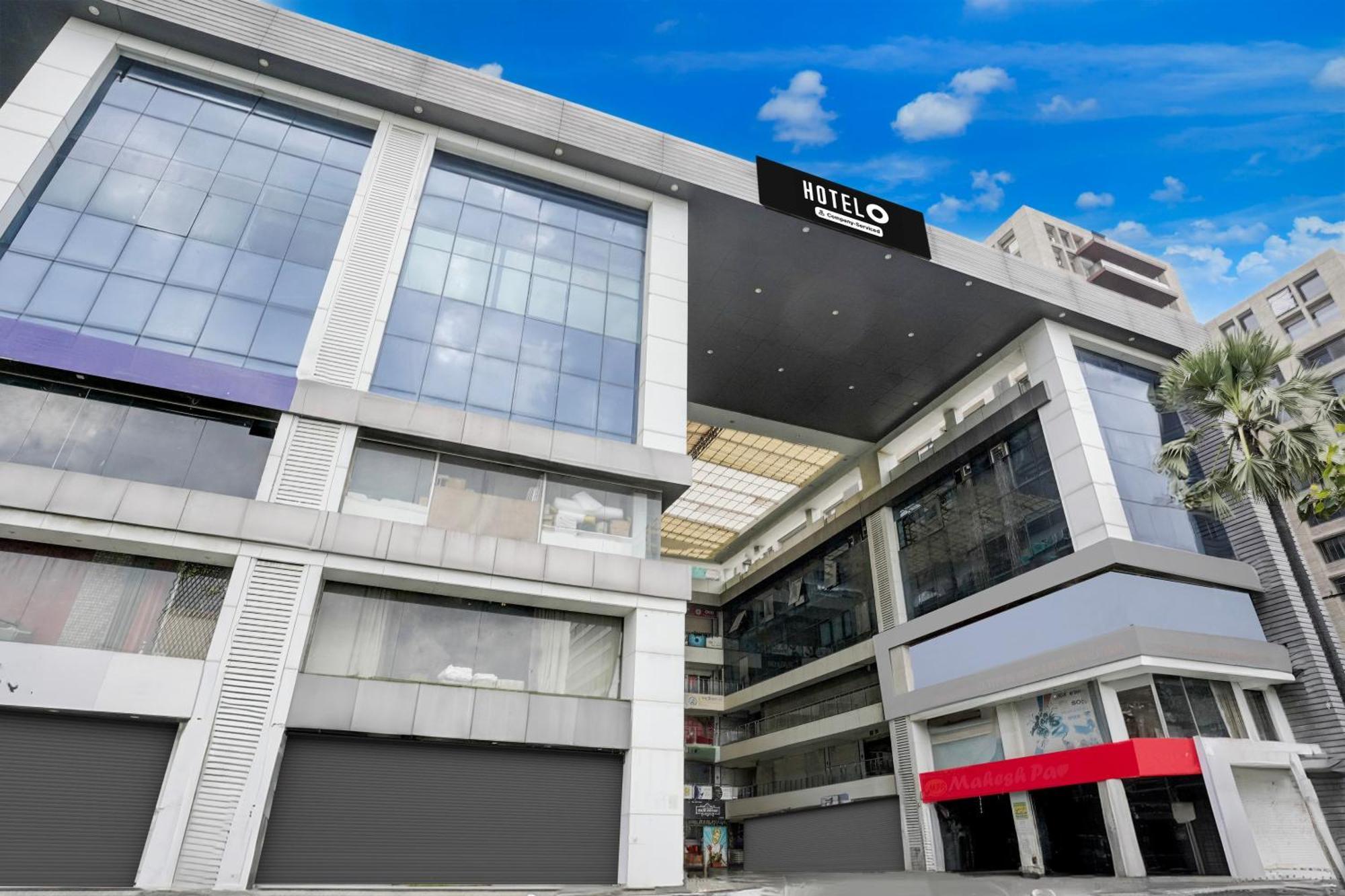 Super Hotel O Vip Road Formerly Hotel Lotus Surat Eksteriør bilde