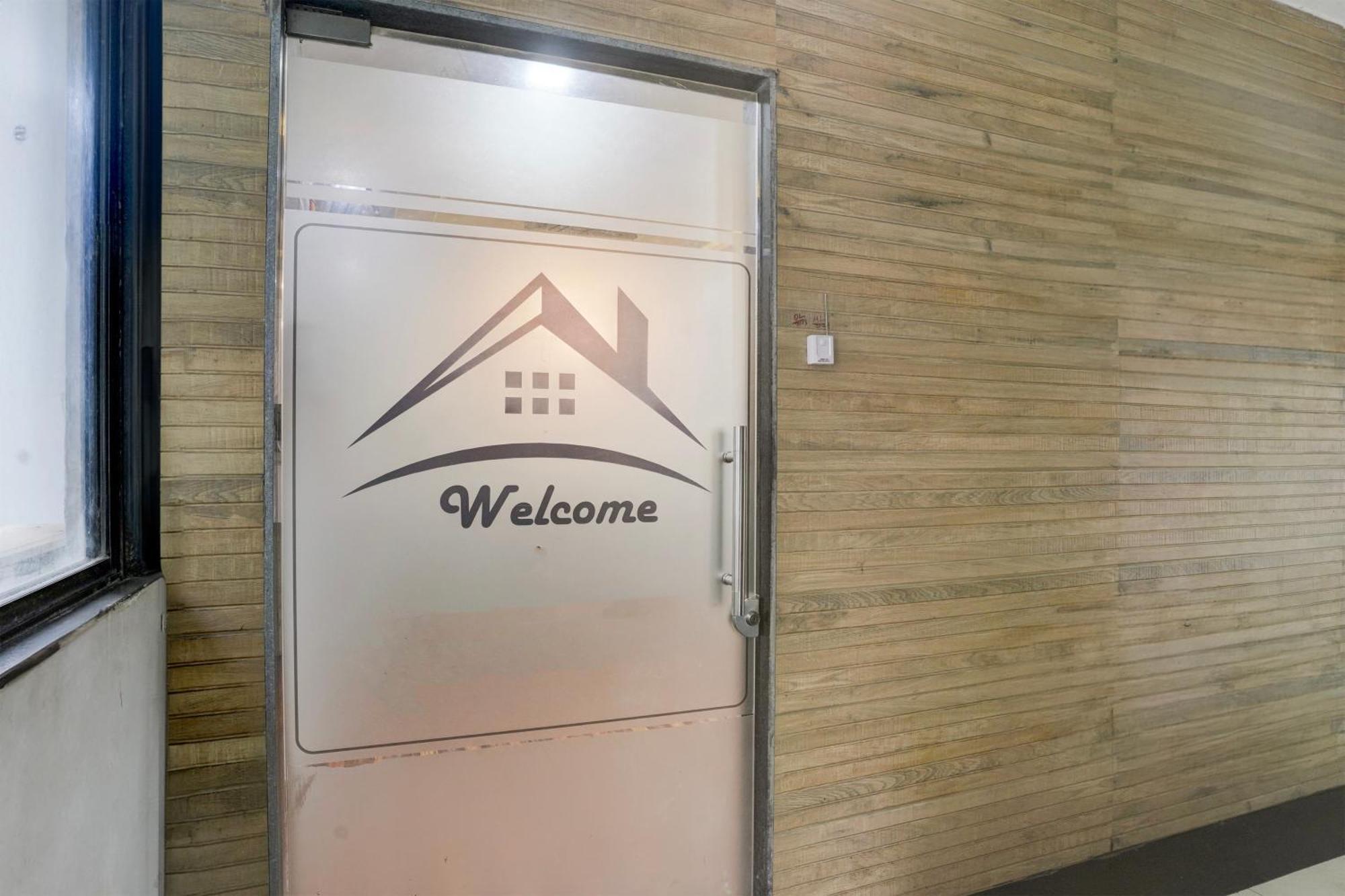 Super Hotel O Vip Road Formerly Hotel Lotus Surat Eksteriør bilde